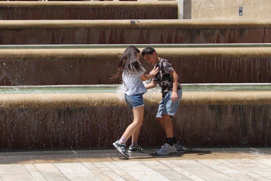 Planschende Kinder am Stadtbrunnen vin Nímes/Provence
