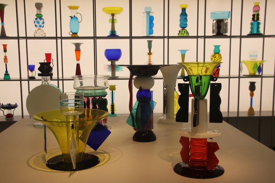 Ettore Sottsass' Retrospektive mit jeder Menge Glas stellt zwei Fragen: Wo stellt man es hin und wer staubt es ab? Schön ist es trotzdem.