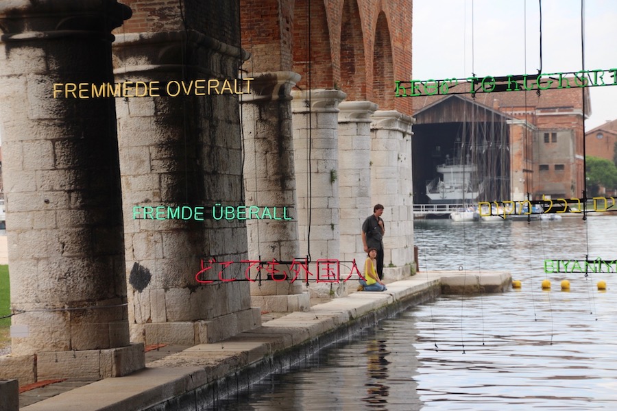Das Motto der Biennale 2024 noch einmal als Leuchtschrift.