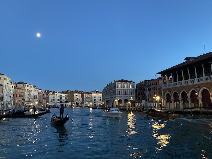 Abendfahrt auf dem Canal grande am Rialto mercatore