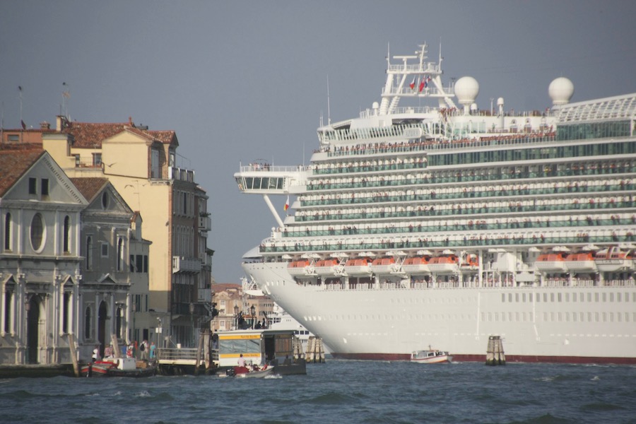 Massentouristen winken den Einheimischen (und anderen Touristen) gönnerhaft zu.