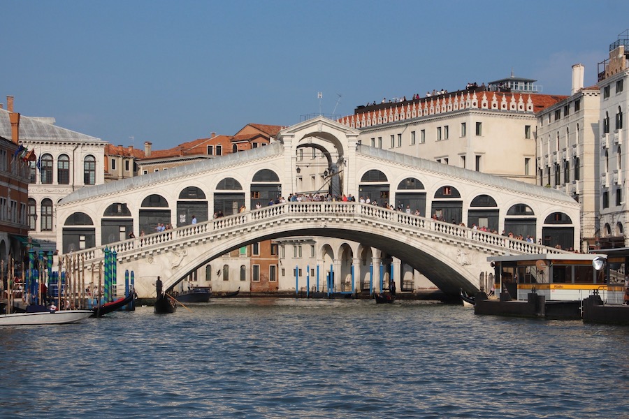 Die Rialto-Brücke mal ohne Bootschaos - es war Corona...
