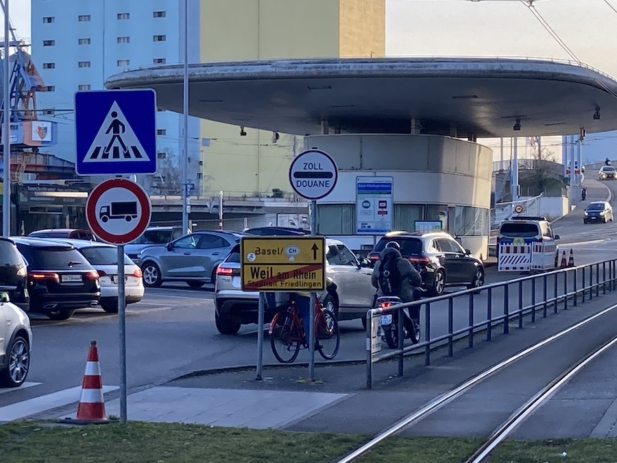 An der Grenze hält die Straßenbahn zwischen Weil am Rhein und Basel.