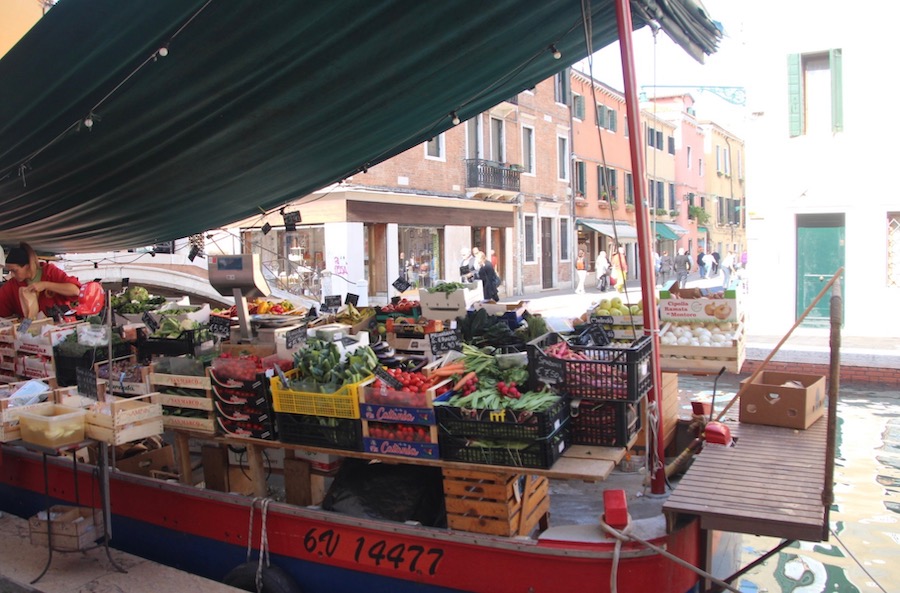 Das Gemüseboot in Dorsoduro hat alles, was man braucht - und noch mehr.