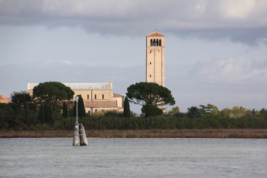 Der Turm von Torcello ist kilometerweit sichtbar.