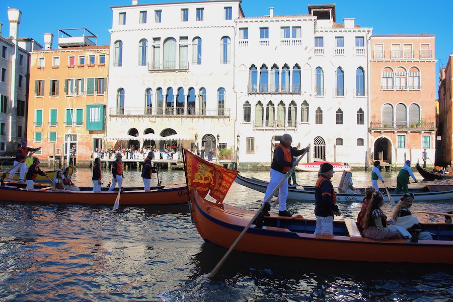 Dä Zoch kütt in Venedisch