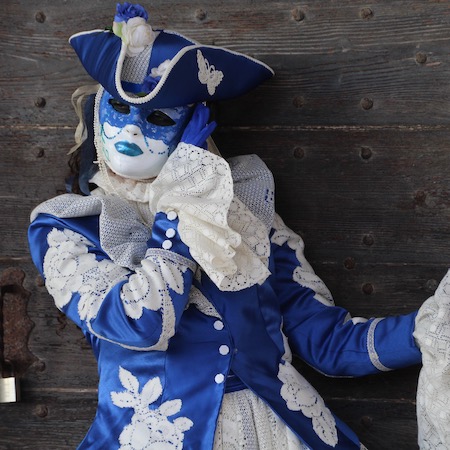 Der Hut ist barock, die Farben auch - der Rest ist etwas freier.