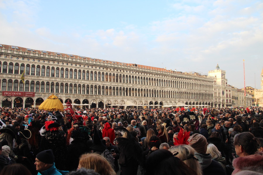 Die Menschenmassen vor der Bühne am Museo Correr (Piazza San Marco)