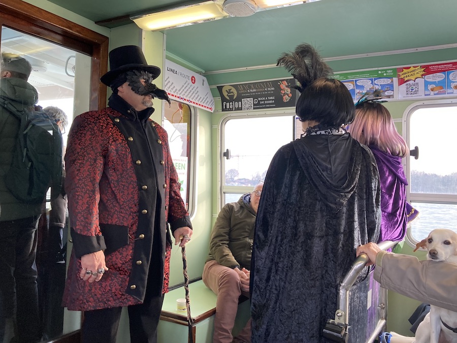 Mischung aus Barock und Pestarzt, darunter eins sehr netter Mann.