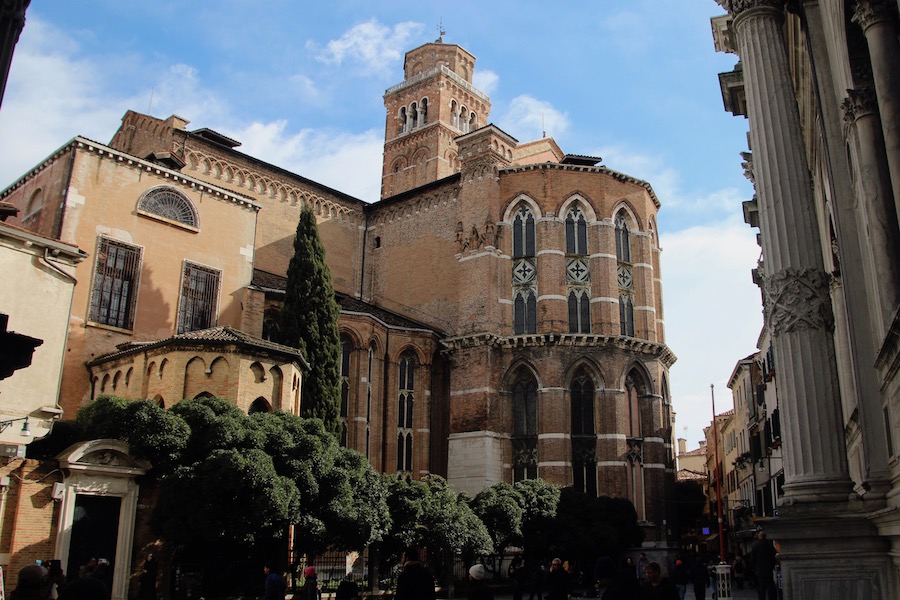 Fassade der Frari von San Rocco aus