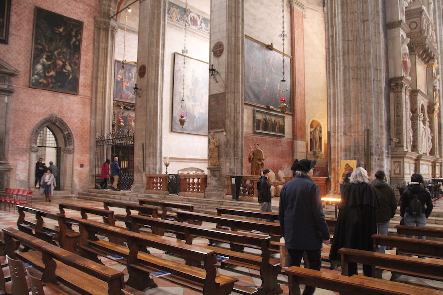 Ein Teil des Chorraumes mit den drei linken Seitenkapellen.