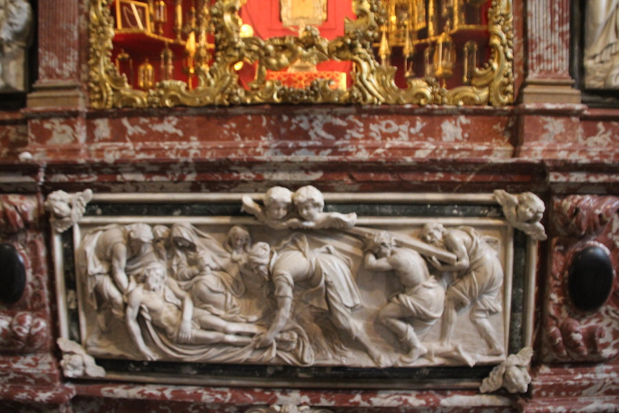 Eine weitere Besonderheit ist der Reliquienaltar, der -zig in Gläschen verpackte Reliquien enthält.