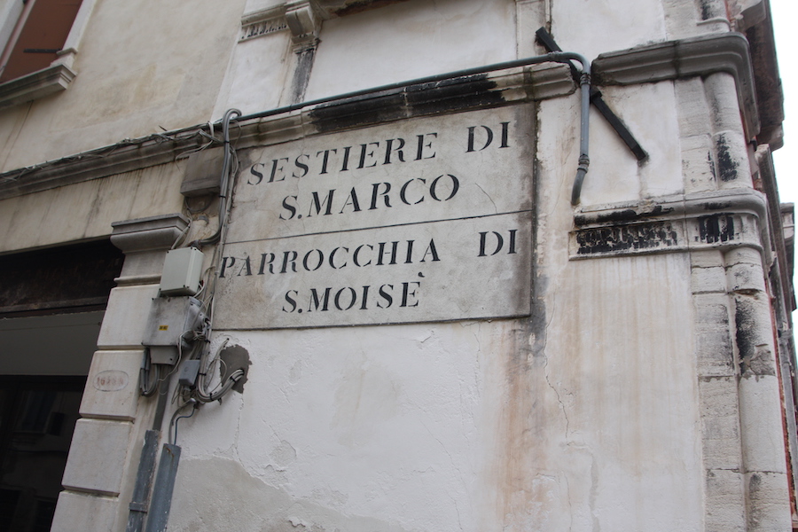 Straßenecke, an der San Moise liegt