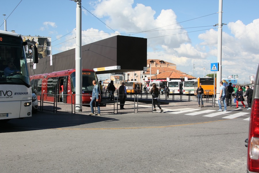 Schnittstelle zwischen Land und Wasser: Der piazzale roma