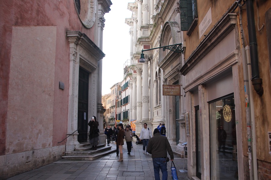 An der Callel Tintoretto liegen zwei riesige Kirchen hintereinander