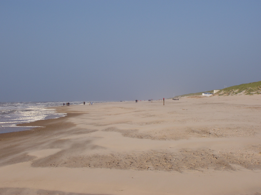 Strand, etwa einen Kilometer nördlich voin De Koog.