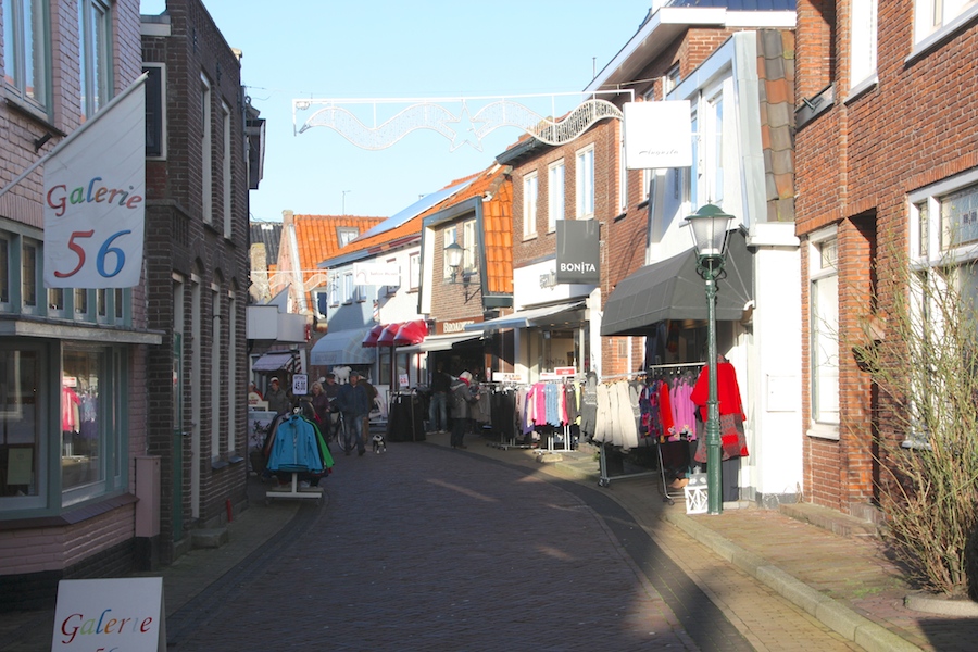 Die Einkaufsstraße in Den Burg